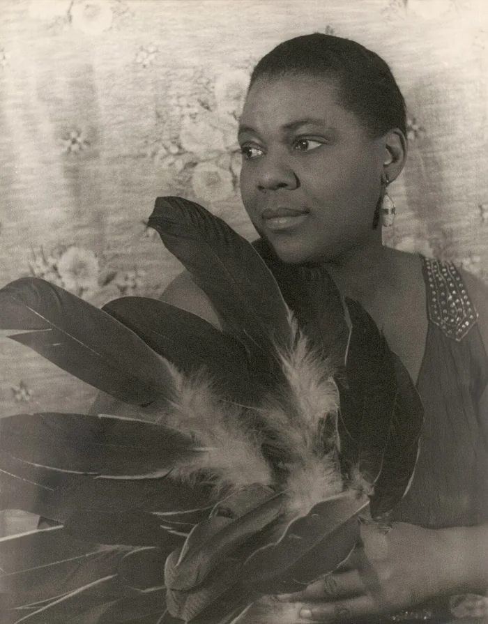 Retrato de Bessie Smith sosteniendo un manojo de plumas, 1936