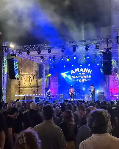 Plaza de Santa María llena durante el concierto de Amann & The Wayward Sons