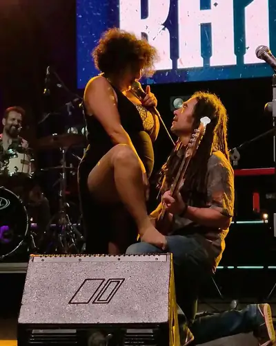 Cantante y guitarrista sobre el escenario de Bigblack Rhino