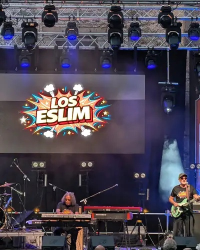 Los Eslim en el escenario de la Plaza de Santa María