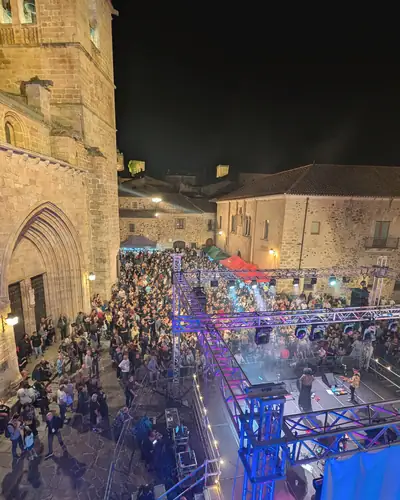 Público llenando la Plaza de Santa María de noche