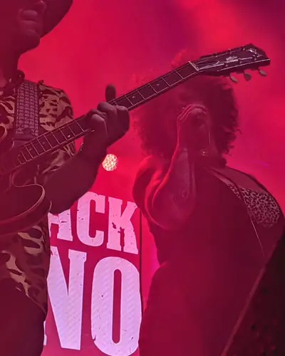 Guitarrista ante el telón de Bigblack Rhino