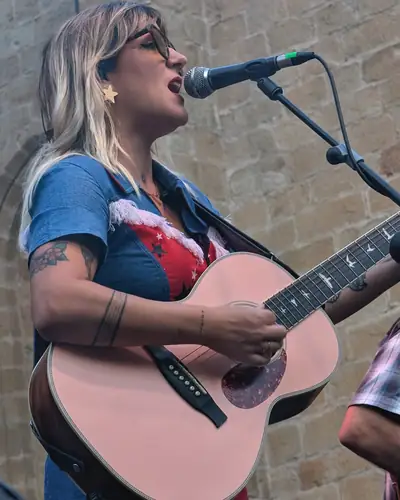 Cantante con guitarra acústica
