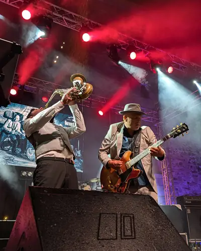 Trompetista y guitarrista en el escenario
