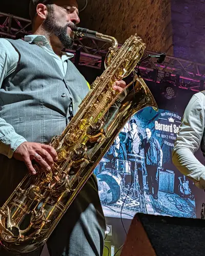 Saxofonista barítono en el escenario
