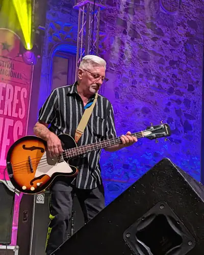 Guitarrista junto a los altavoces