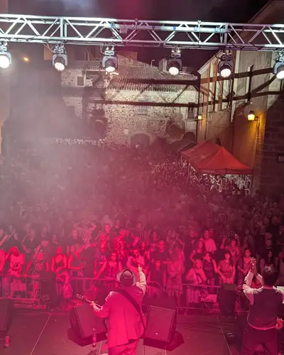 Público bajo luz roja frente al escenario