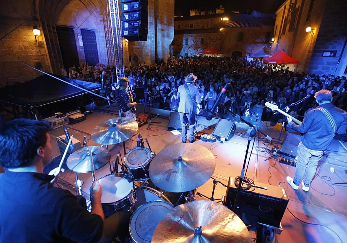 Concierto nocturno en la Plaza de Santa María visto desde el escenario, con el público llenando la plaza
