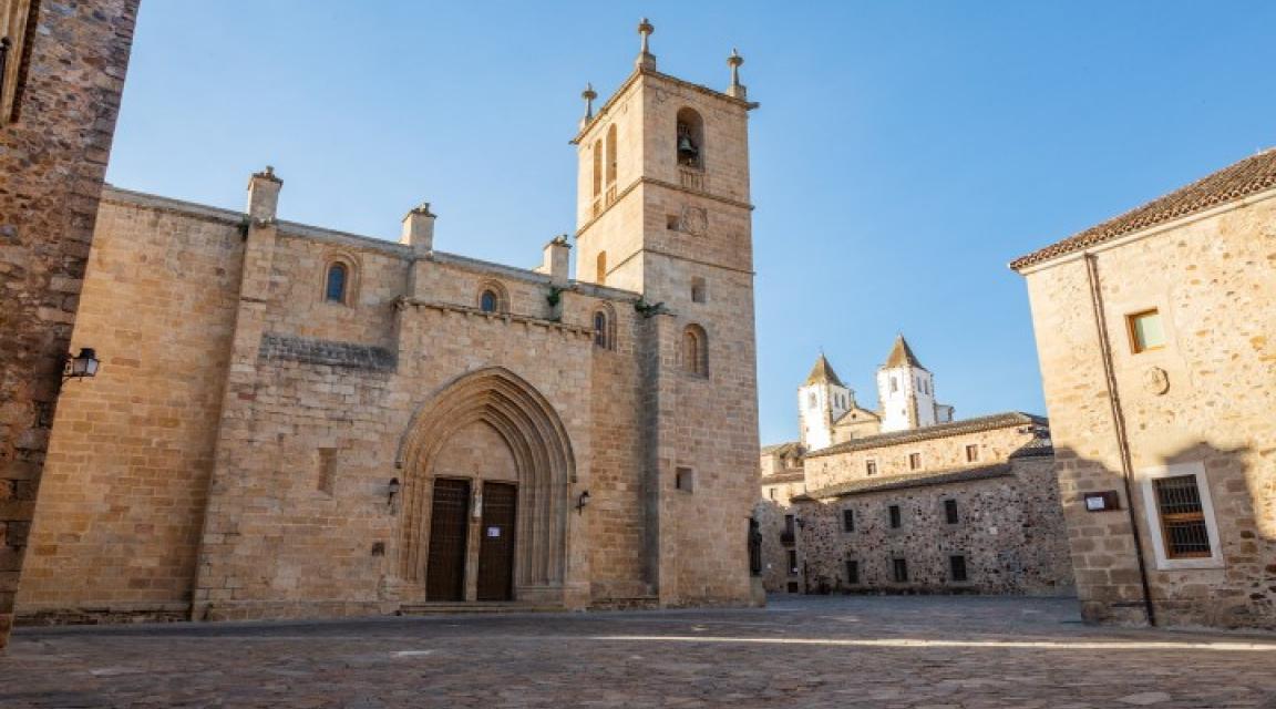 Plaza de Santa María de Cáceres con la concatedral, escenario del festival